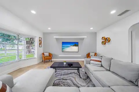 Lake Front Villa in Pembroke Pines FL