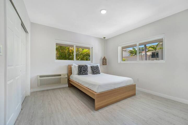 Modern 1BR with Balcony in Bay Harbour
