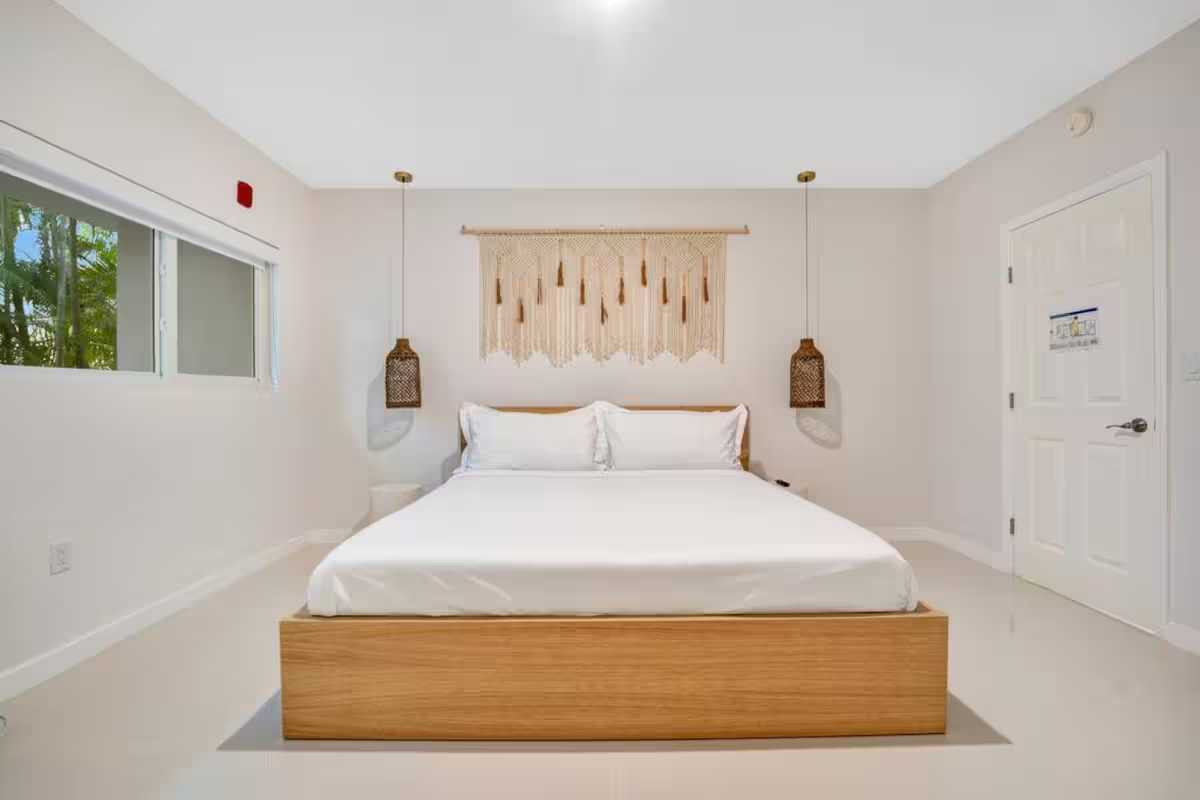 Modern 1BR Garden Style in Bay Harbour