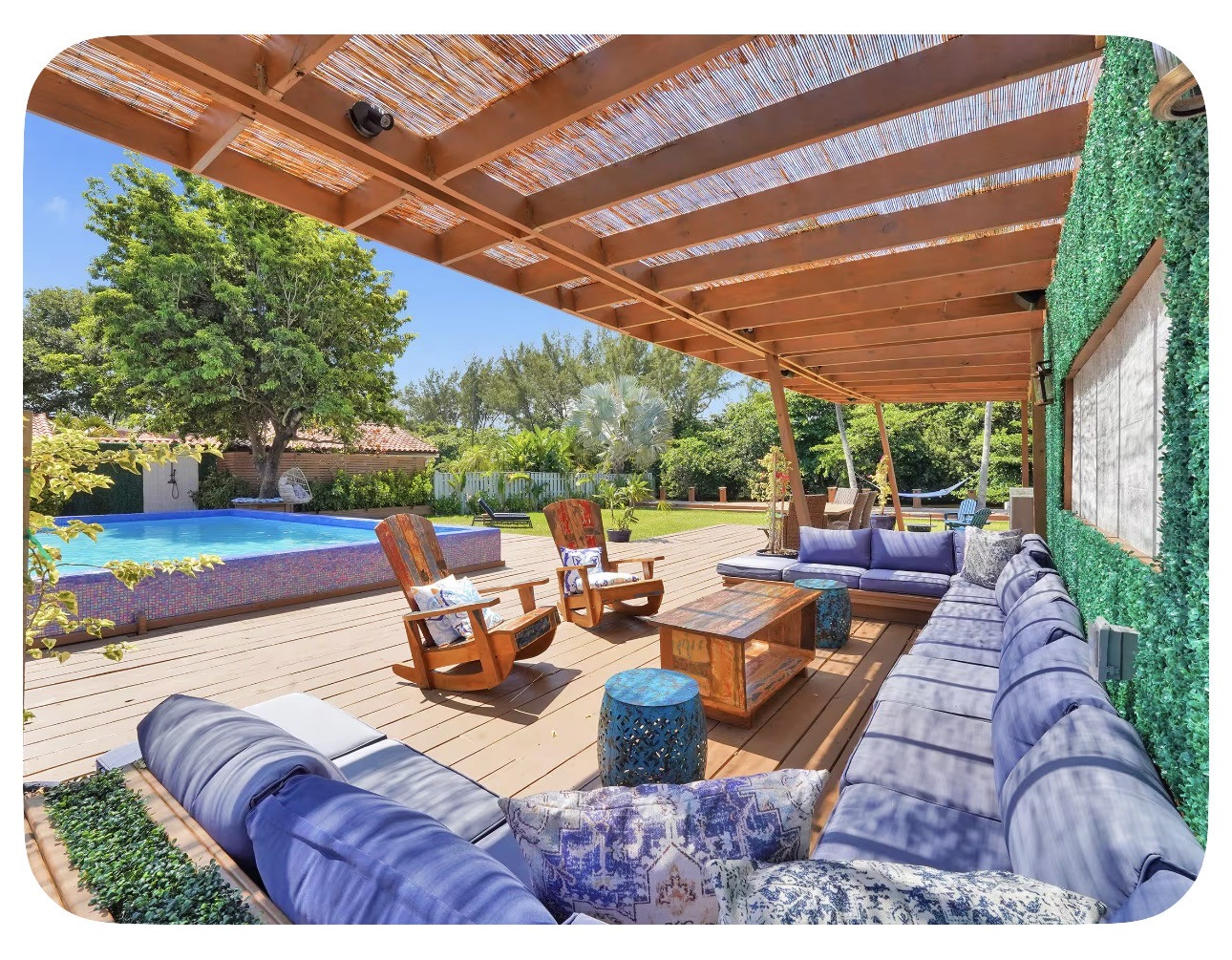 Poolside Paradise – 6BR on the Water!