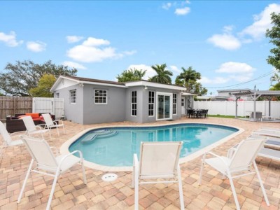 Modern 3BR/2 -Heated Pool .BBQ