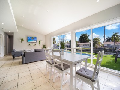 Gorgeous Villa w Pool, BBQ - 12mins from Beach