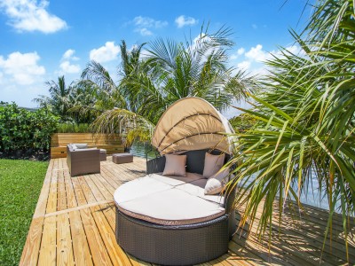 Tropical Villa Retreat - 15mins from the Beach