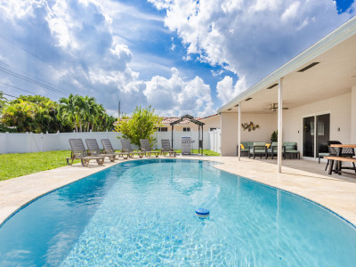 Spacious 5BR Retreat with Pool & Family Fun!