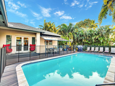 Sunny 6BR House – Walk to Chabad, Beach