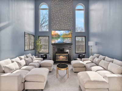 Colonial Getaway w Pool, Hot Tub & Game Room